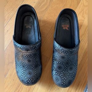 Dansko Women’s XP Black Mandala Clogs sz 39